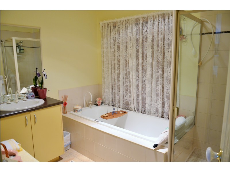 30 Greensted Grove, Roxburgh Park VIC 3064