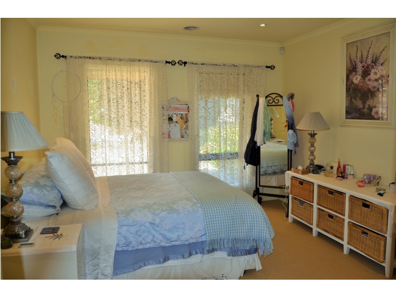 30 Greensted Grove, Roxburgh Park VIC 3064