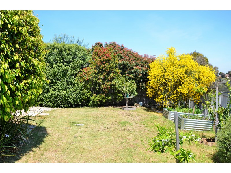 30 Greensted Grove, Roxburgh Park VIC 3064