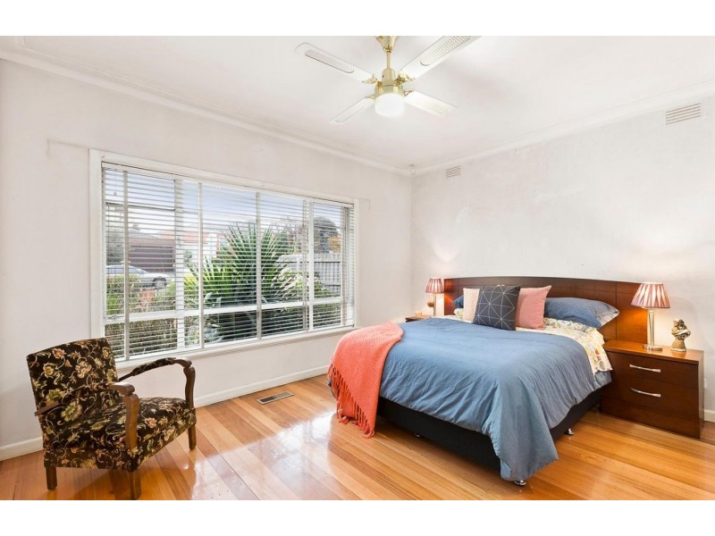 15 Nerissa Grove, Oak Park VIC 3046