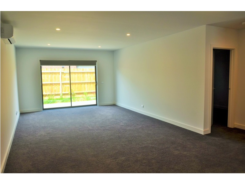 2A Loch Crescent, Strathmore VIC 3041