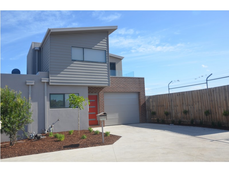 2 Loch Crescent, Strathmore VIC 3041