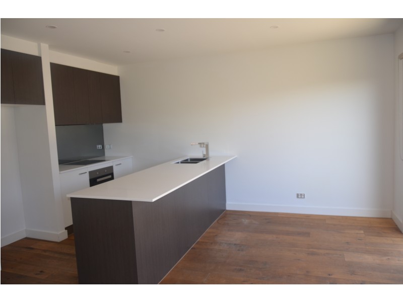 2 Loch Crescent, Strathmore VIC 3041