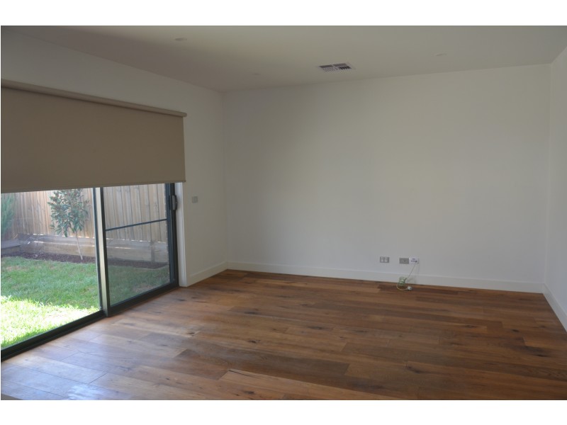 2 Loch Crescent, Strathmore VIC 3041