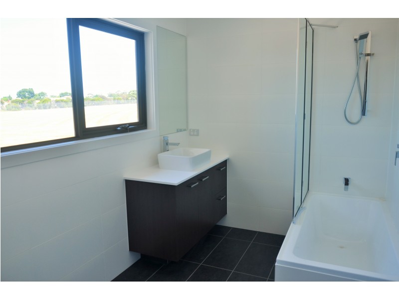 2 Loch Crescent, Strathmore VIC 3041