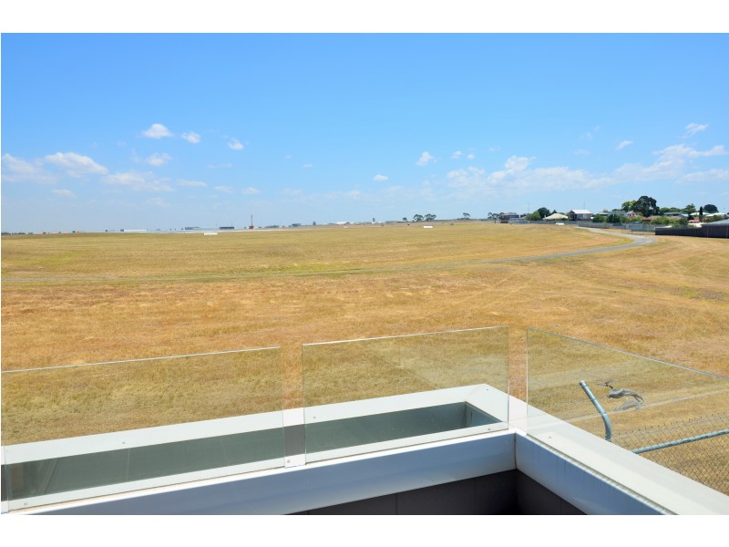 2 Loch Crescent, Strathmore VIC 3041