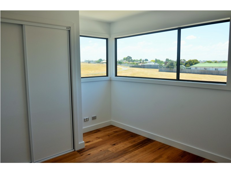 2 Loch Crescent, Strathmore VIC 3041