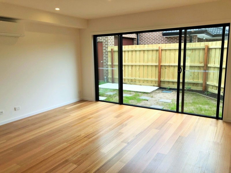 2/12 Curie Avenue, Oak Park VIC 3046