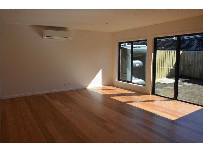 4/12 Curie Avenue, Oak Park VIC 3046