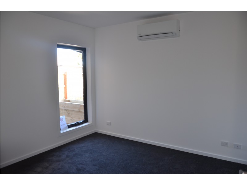 4/12 Curie Avenue, Oak Park VIC 3046