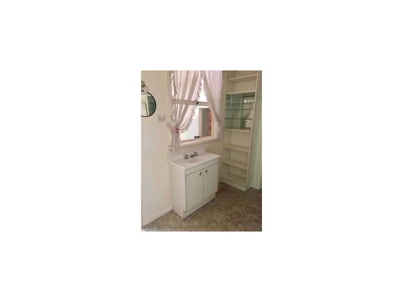 17 Nerissa Gr, Oak Park VIC 3046