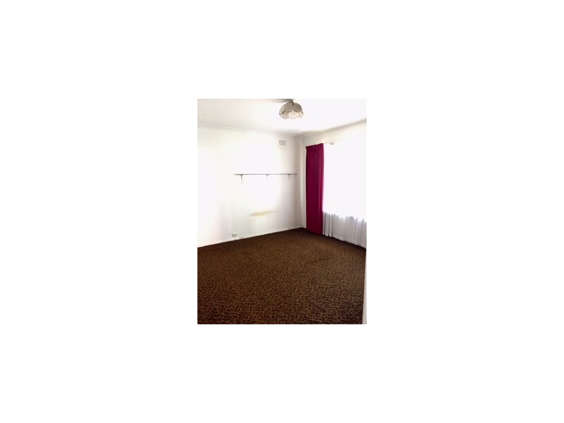 17 Nerissa Gr, Oak Park VIC 3046