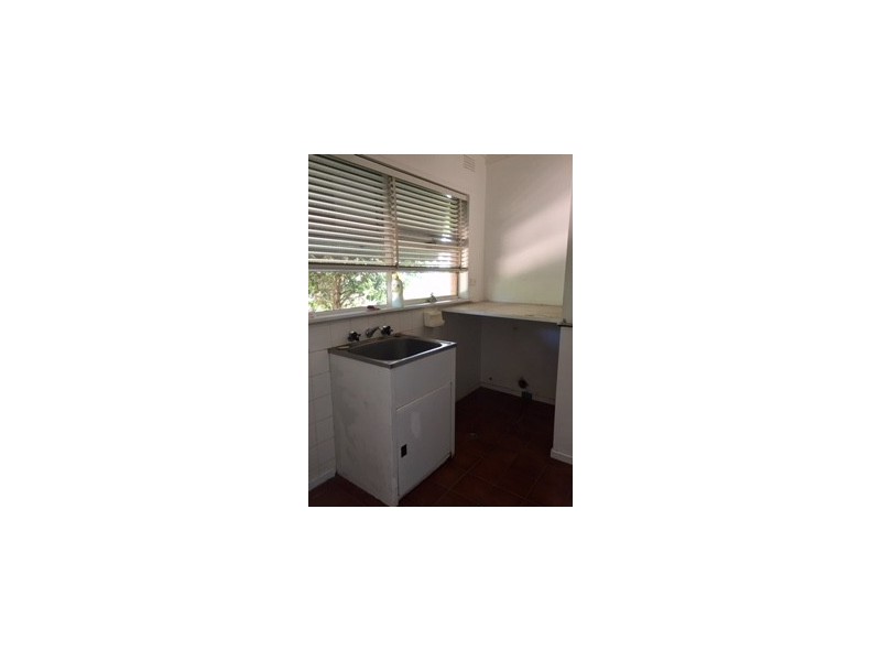 17 Nerissa Gr, Oak Park VIC 3046