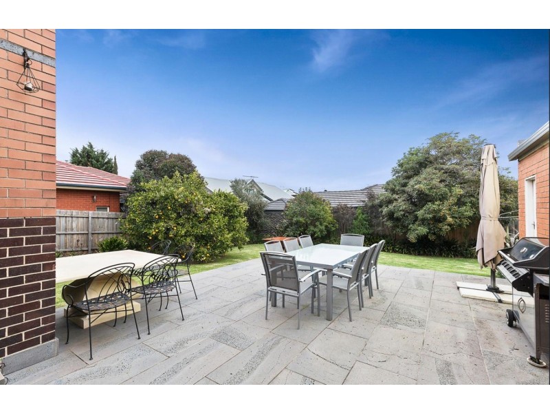 15 Nerissa Grove, Oak Park VIC 3046