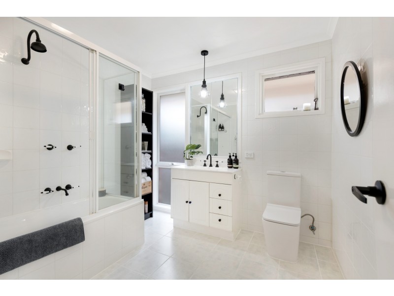 11 Suffolk Road, Sunshine North VIC 3020