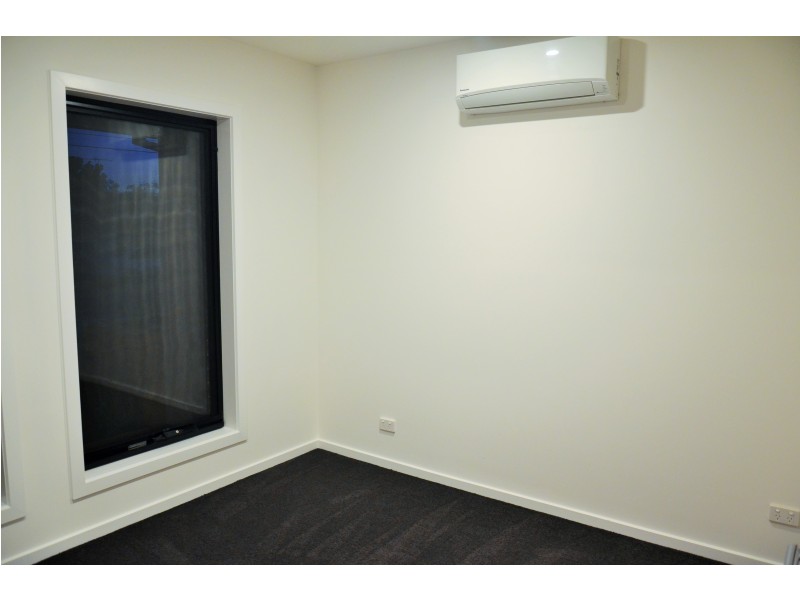 1/12 Curie Av, Oak Park VIC 3046