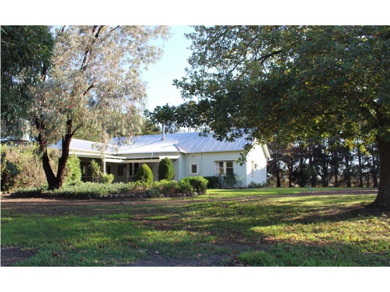 ‘GUMLEIGH’ 200 Weering School Road, Weering VIC 3251