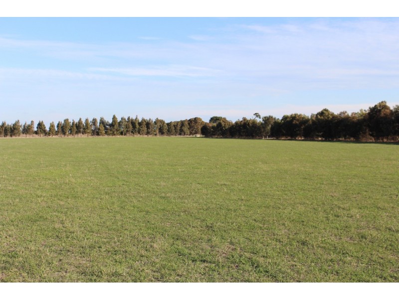‘GUMLEIGH’ 200 Weering School Road, Weering VIC 3251