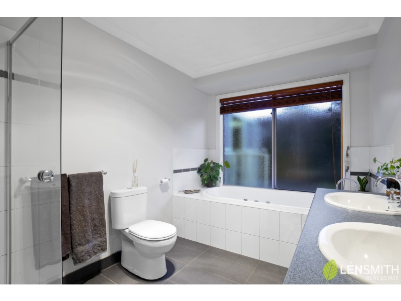 18 Silverdale Drive, Darley VIC 3340