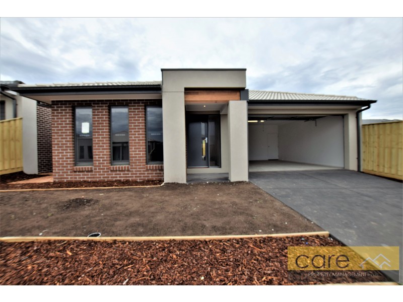 4 KATE AVENUE, Hampton Park VIC 3976