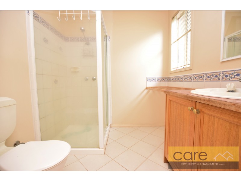 4 MIDDLEHAM CLOSE, Cranbourne West VIC 3977