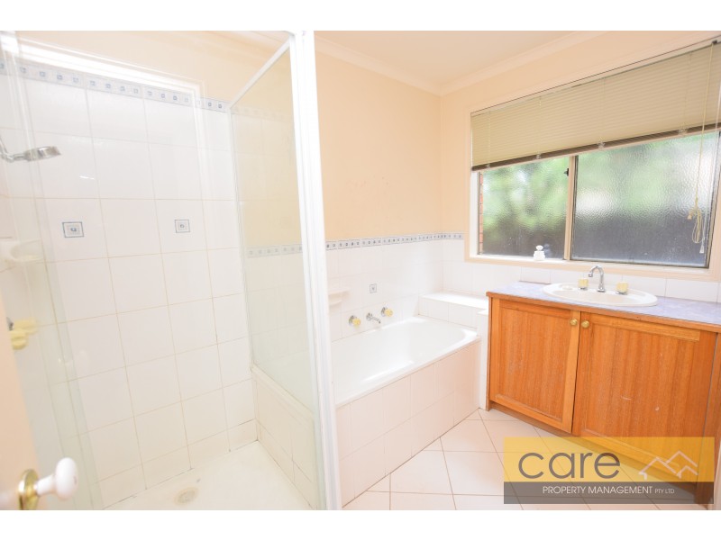 4 MIDDLEHAM CLOSE, Cranbourne West VIC 3977