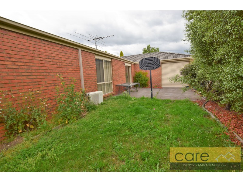 4 MIDDLEHAM CLOSE, Cranbourne West VIC 3977