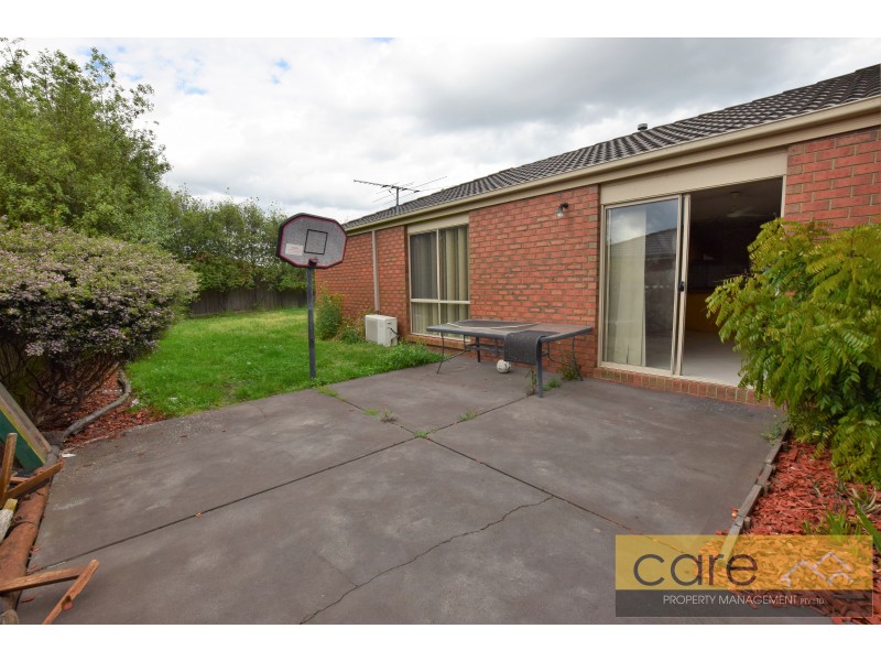 4 MIDDLEHAM CLOSE, Cranbourne West VIC 3977