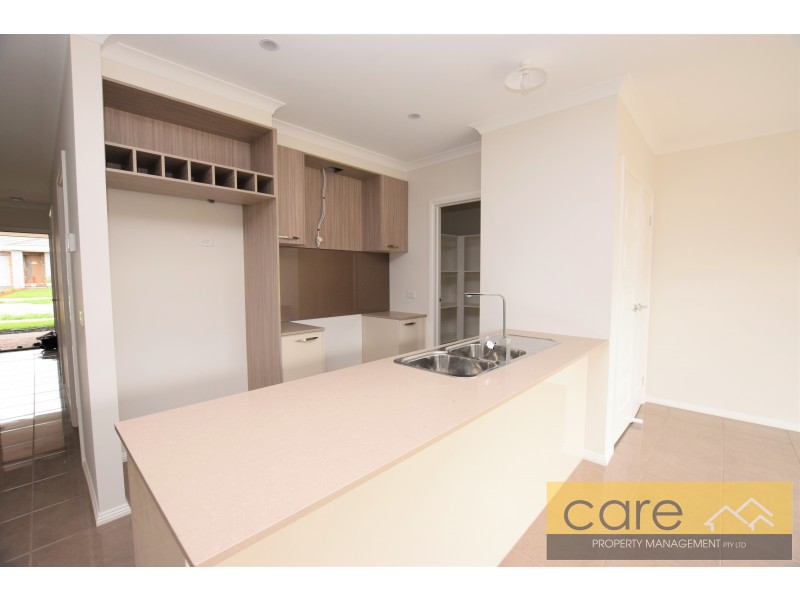 7 GREAT BANJO STREET, Clyde North VIC 3978