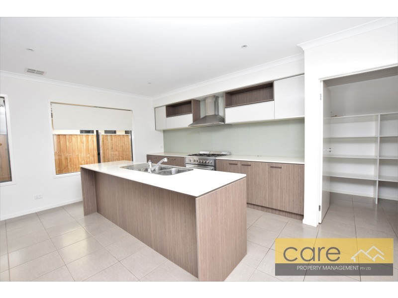 4 PALACIO TERRACE, Clyde North VIC 3978