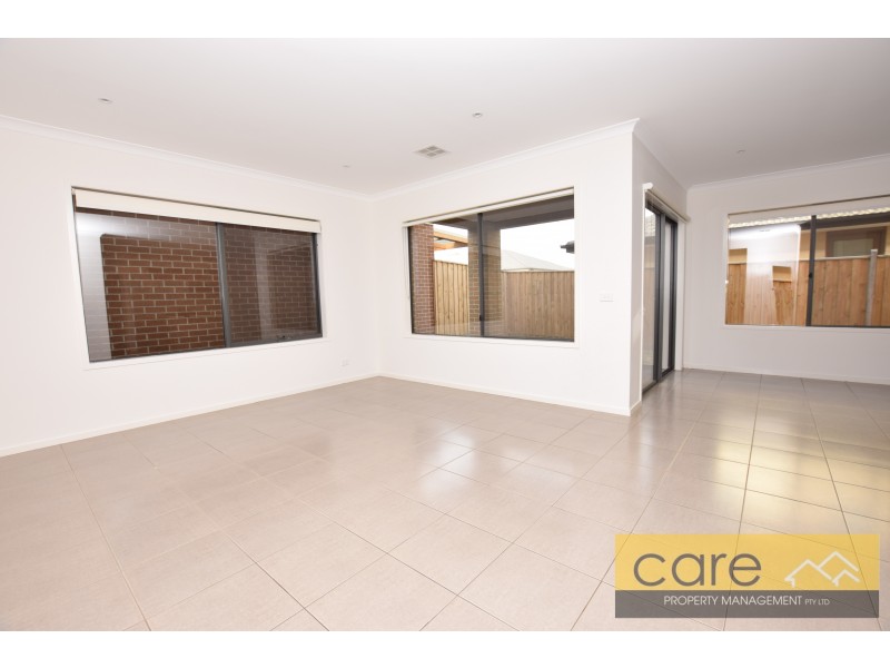 4 PALACIO TERRACE, Clyde North VIC 3978