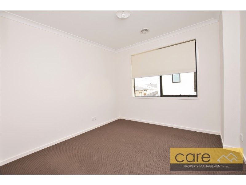 4 PALACIO TERRACE, Clyde North VIC 3978