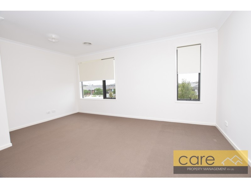 4 PALACIO TERRACE, Clyde North VIC 3978