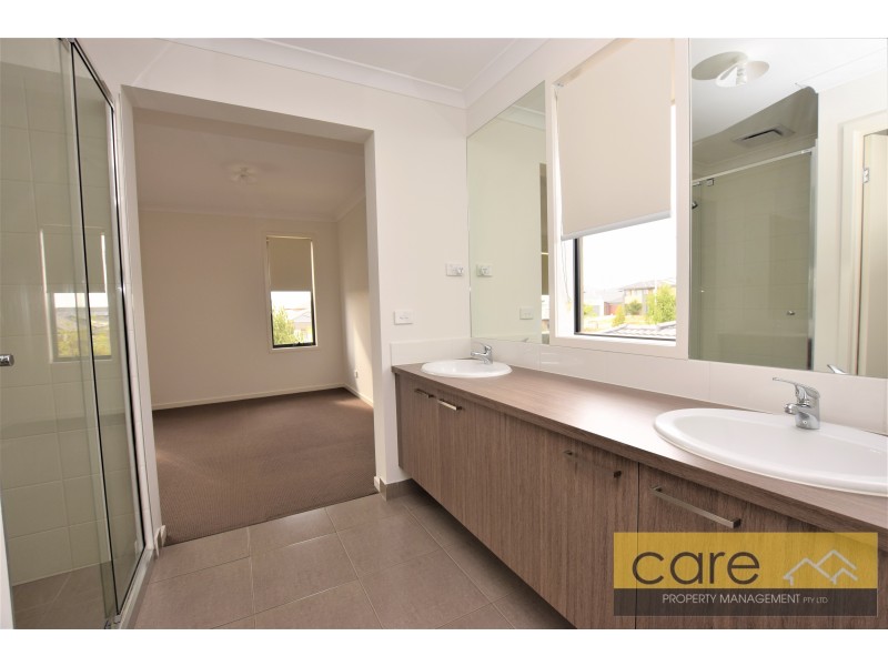 4 PALACIO TERRACE, Clyde North VIC 3978