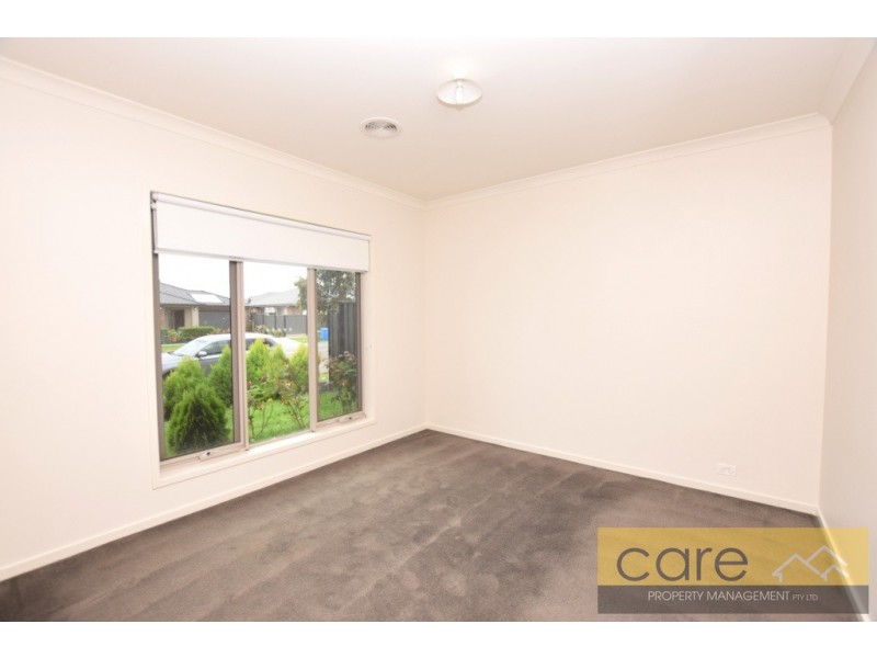18 Arbourlea Boulevard, Cranbourne North VIC 3977