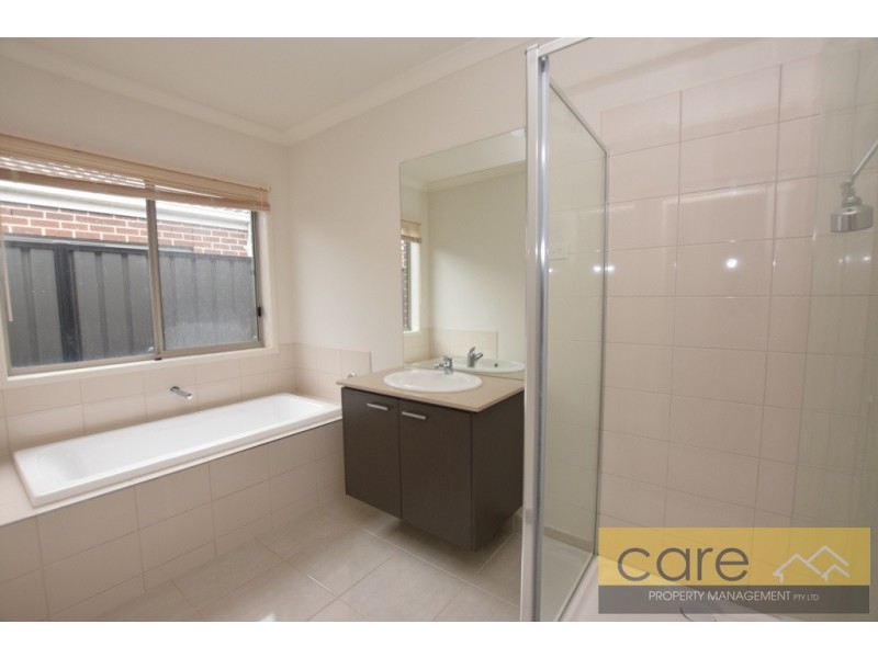 18 Arbourlea Boulevard, Cranbourne North VIC 3977