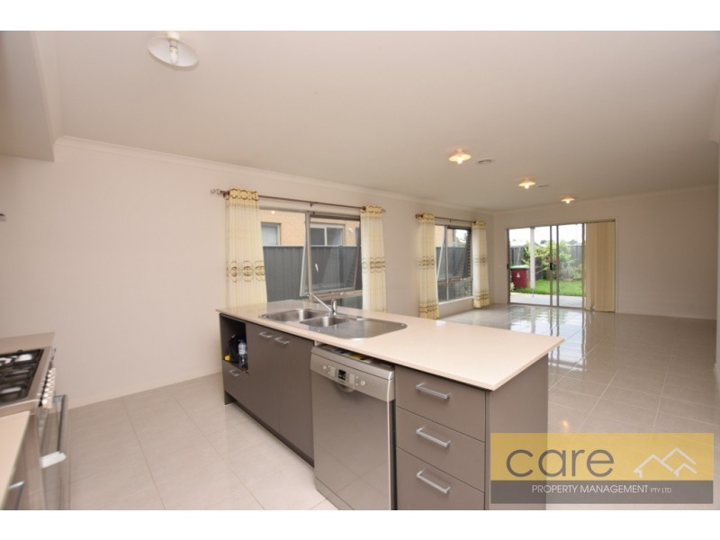 18 Arbourlea Boulevard, Cranbourne North VIC 3977