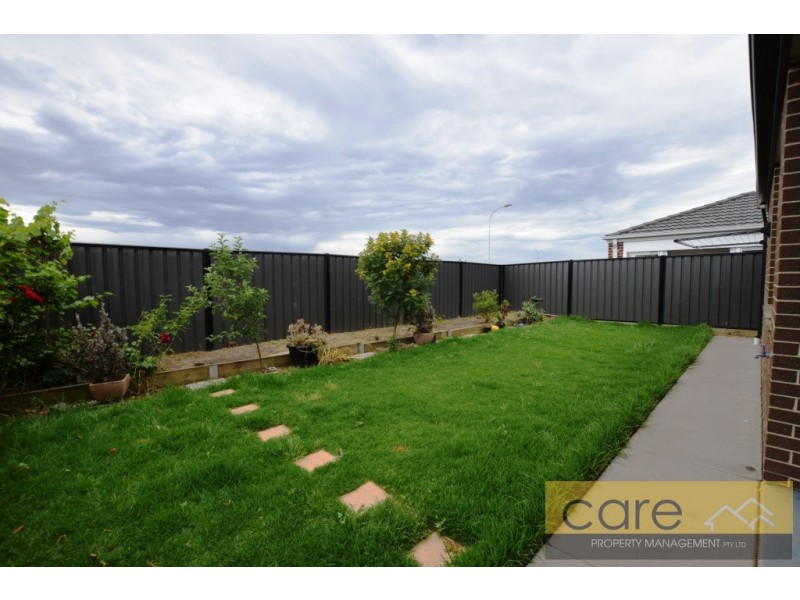 18 Arbourlea Boulevard, Cranbourne North VIC 3977