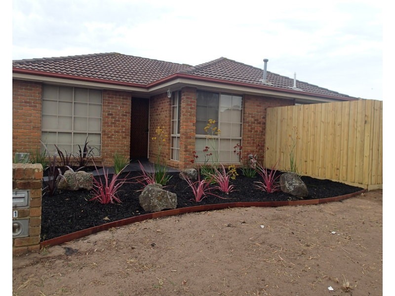 1/5 Princess Maria Place, Hampton Park VIC 3976