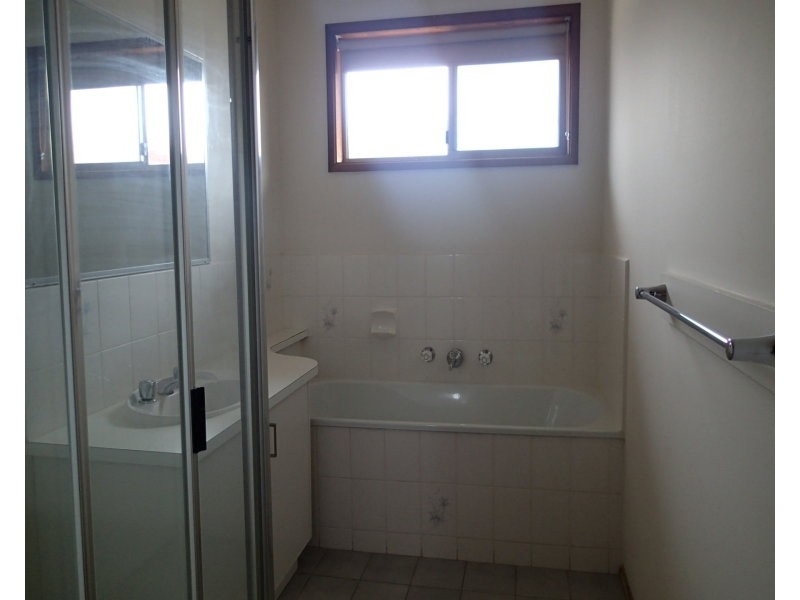 1/5 Princess Maria Place, Hampton Park VIC 3976