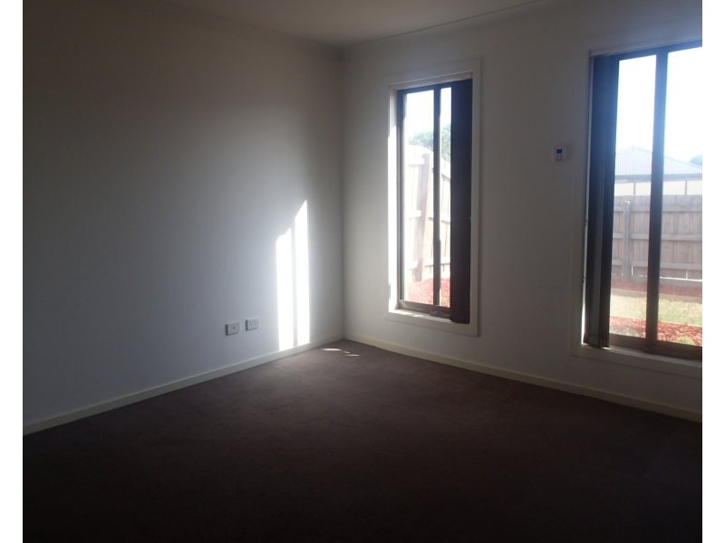 8 Tiarne Crescent, Hampton Park VIC 3976