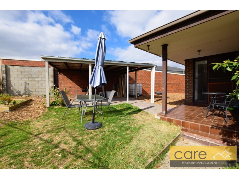 19 VILLAGE DRIVE, Hampton Park VIC 3976