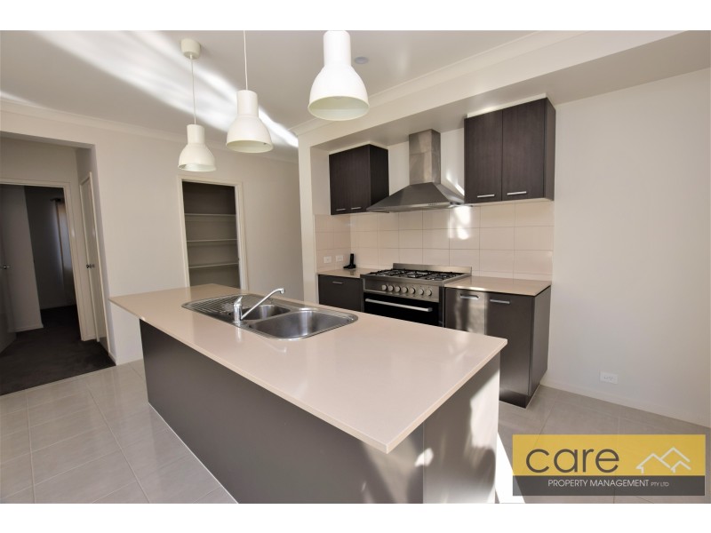 18 Arbourlea Boulevard, Cranbourne North VIC 3977