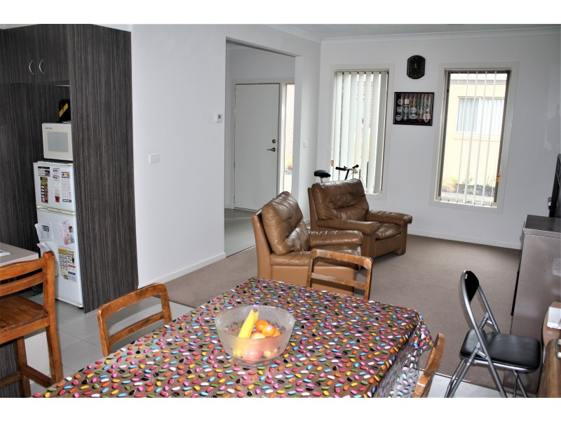 2/1 Walnut Way, Pakenham VIC 3810