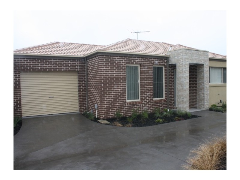 2/1 Walnut Way, Pakenham VIC 3810