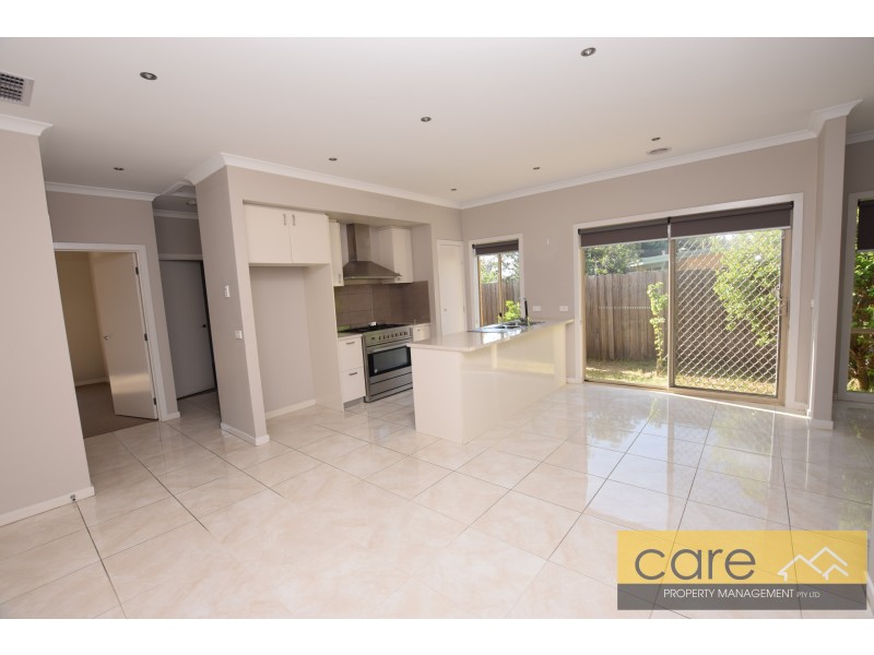 2/70 Greenvalley Crescent, Hampton Park VIC 3976