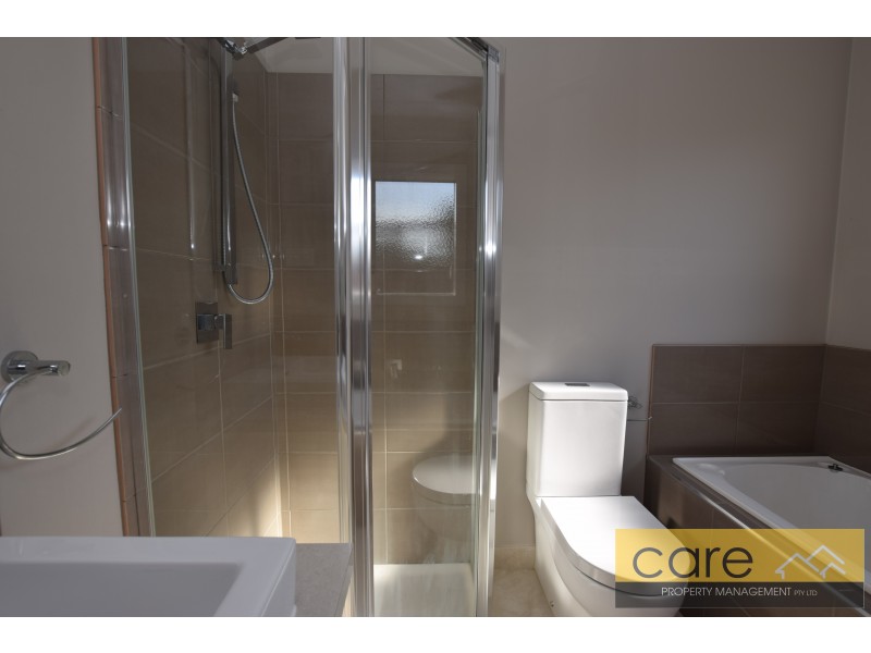 2/70 Greenvalley Crescent, Hampton Park VIC 3976