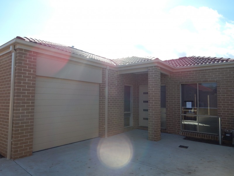2/70 Greenvalley Crescent, Hampton Park VIC 3976