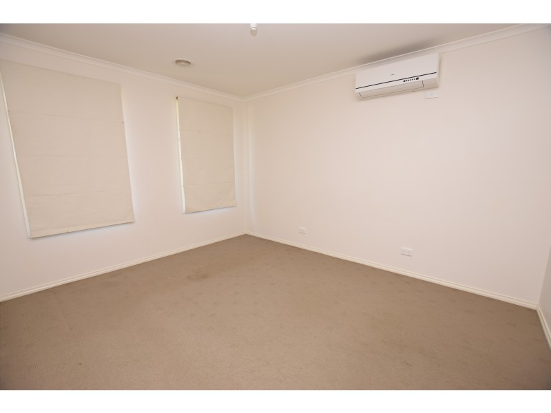 19 Bushranger Boulevard, Cranbourne East VIC 3977
