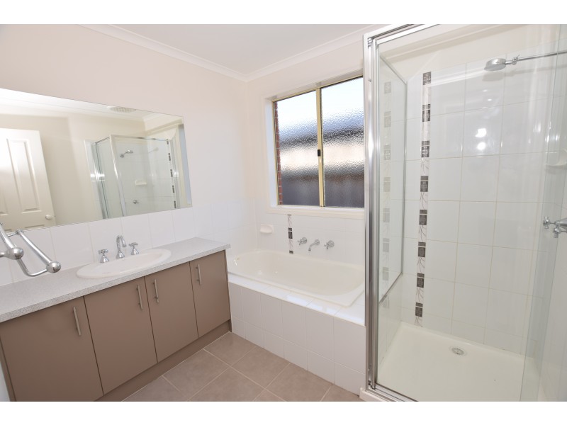 19 Bushranger Boulevard, Cranbourne East VIC 3977